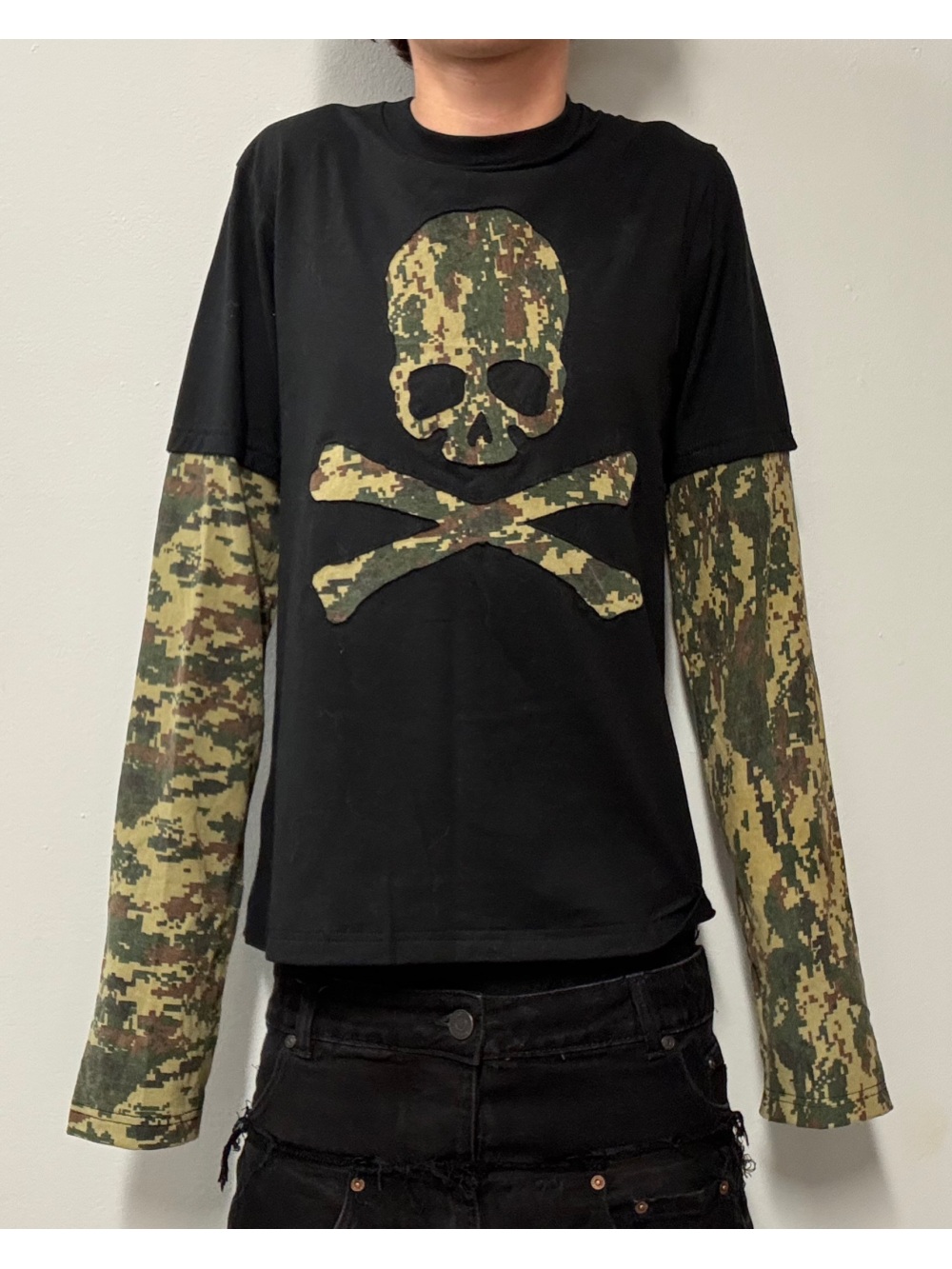 Street Fashion Us - เสื้อแขนยาวลายพรางสไตล์อเมริกันเรโทรปี 2026 แบบสองชิ้นต่อผ้า ดีไซน์โครงกระดูก แนวพังก์ สตรีทแฟชั่น