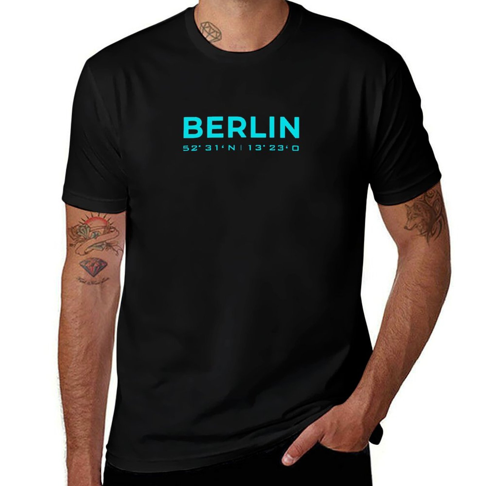 Street Fashion Berlin - เสื้อยืดลายโฮมเบอร์ลินพร้อมพิกัดตำแหน่ง ดีไซน์สีน้ำเงินนีออน เสื้อยืดแฟชั่นแนวสตรีทลำลอง
