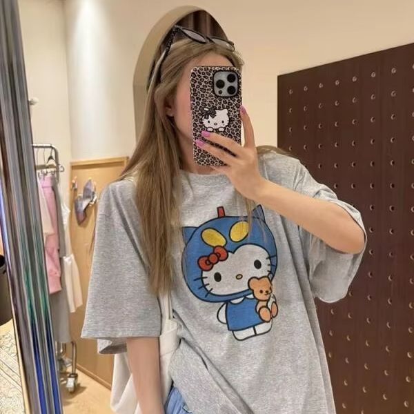 Street Fashion Us - เสื้อยืดแขนสั้นพิมพ์ลายเฮลโล คิตตี้ ซานริโอผู้หญิงฤดูร้อนใหม่ดีไซน์หลวมอเนกประสงค์ผ้าฝ้ายแท้เสื้อแฟชั่นแนวสตรีทแสนสนุก